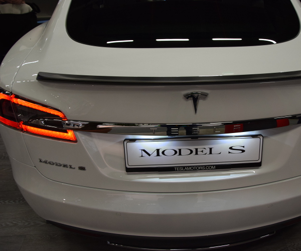 Tesla Model S von Hinten Foto: hyb.ch